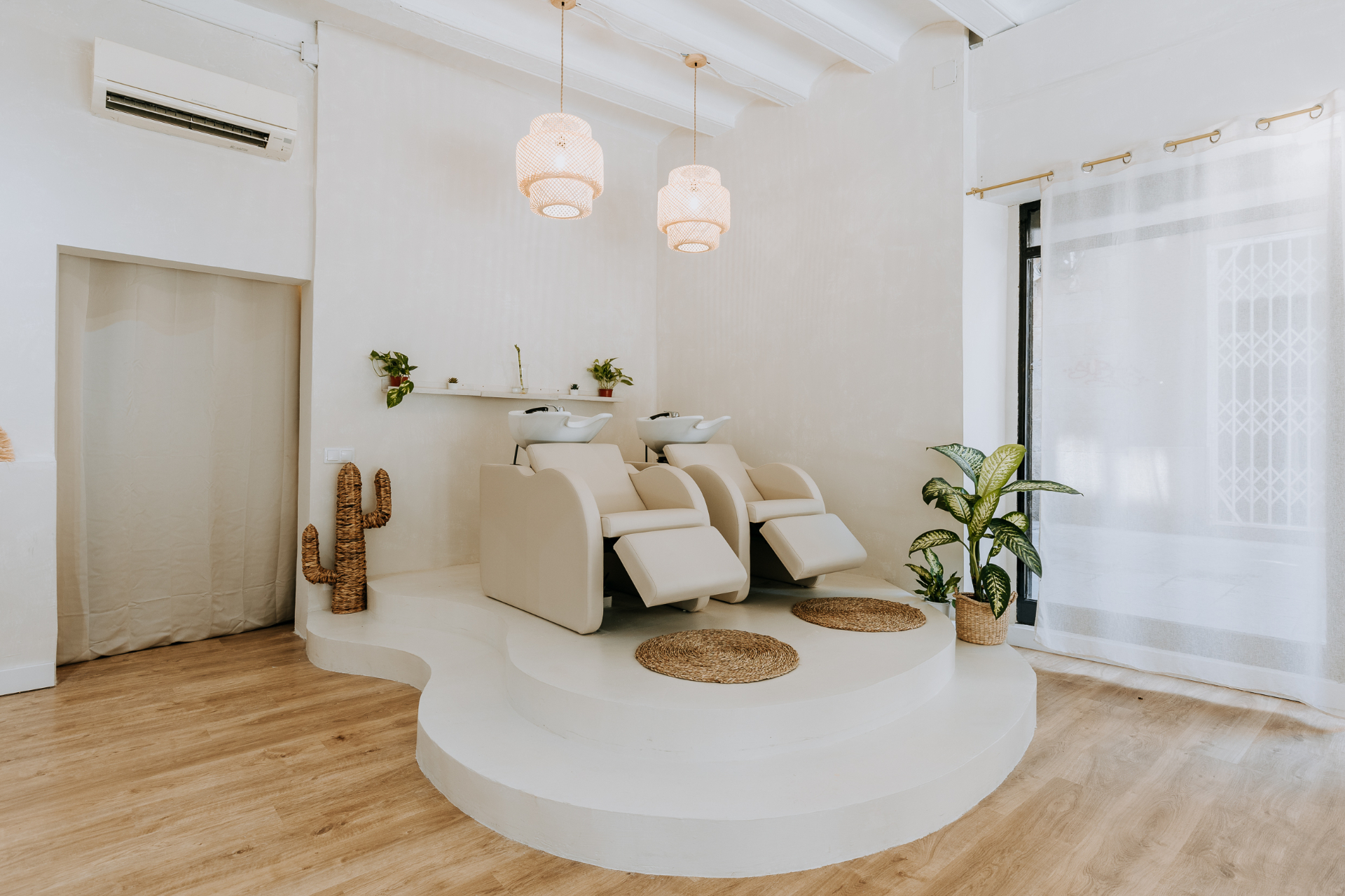 Wave Studio coworking salon space with styling stations in Barcelona's Born district